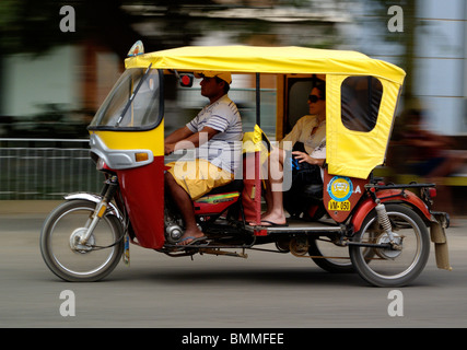 A moto ou en mouvement motortaxi dans Mancora dans le nord du Pérou Banque D'Images