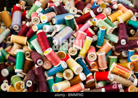 Amsterdam Noordermarkt vente fort avec une variété de bobines, bobines de coton et polyester avec fil de soie pour la couture, le travail de l'aiguille Banque D'Images