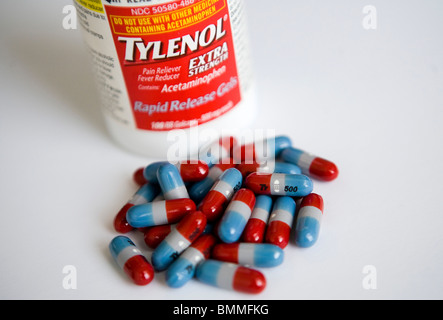 Le Tylenol (Acétaminophène) emballage et des pilules. Banque D'Images