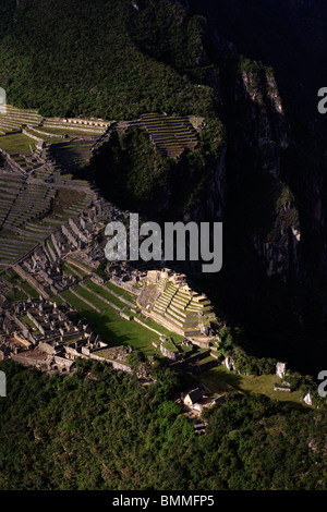 Vue sur le lever du soleil sur les anciennes ruines d'Inca au Machu Picchu près de Cusco au Pérou de la proximité immédiate d'Huayna Picchu peak Banque D'Images