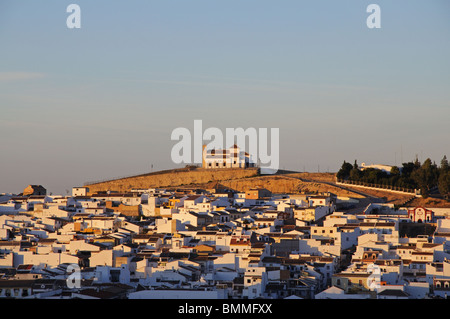 Vue sur la ville en direction de l'église sur la colline (Ermita del Cerro) en fin d'après-midi soleil, Antequera, Andalousie, espagne. Banque D'Images