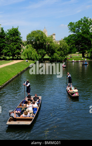 Promenades en barque sur la rivière Cam avec nouvelle cour, St John's College de l'arrière-plan, Cambridge, England, UK Banque D'Images