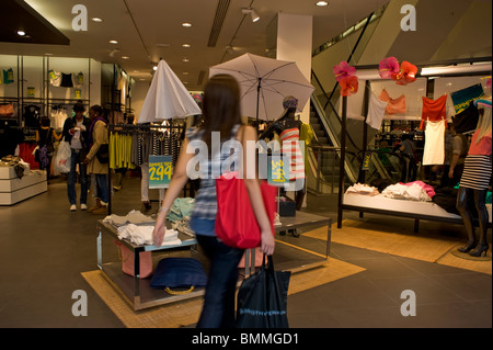 People Clothes Shopping dans Aldo Clothing Store sur Oxford St, Londres, Royaume-Uni, Banque D'Images