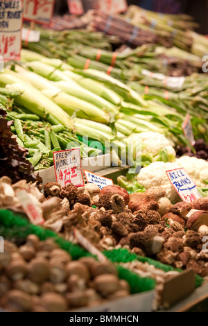 Fruits et légumes frais destinés à la vente à l'Sosio les fruits et légumes, le marché de Pike Place - Seattle, Washington Banque D'Images