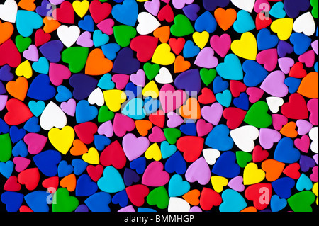 Motif en forme de coeur multicolore sur fond noir Banque D'Images