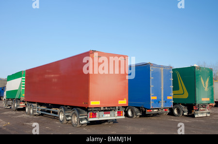 Remorques rouges , bleues et vertes pour camions de transport de tourbe garées côte à côte , Finlande Banque D'Images