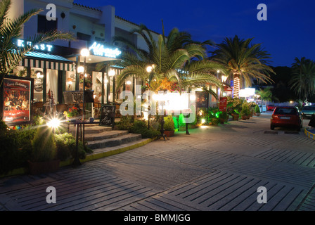 Rangée de restaurants dans le port de nuit, Puerto Cabopino, Marbella, Costa del Sol, la province de Malaga, Andalousie, espagne. Banque D'Images