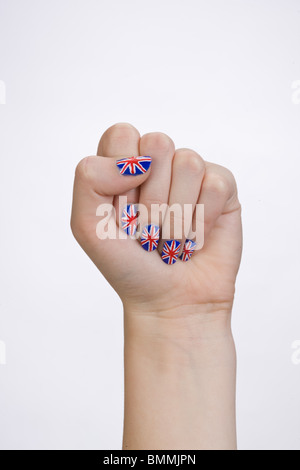 La main avec drapeau anglais peint sur les ongles formant un poing Banque D'Images