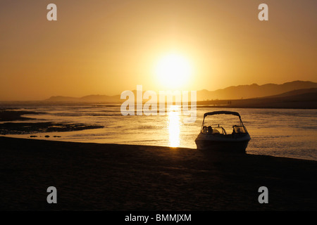 Coucher du soleil sur la rivière Bushmens avec voile en premier plan, Kenton on Sea, Province orientale du Cap, Afrique du Sud Banque D'Images