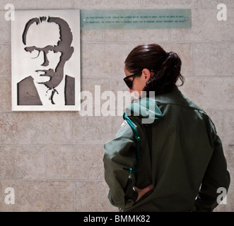Femme à la frontière une policière qui envisagent de Menachem Begin Heritage Center Museum Banque D'Images