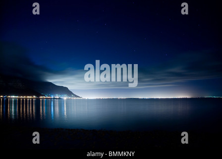 La silhouette du Pic de Muizenberg par ville à Kalk Bay, Muizenberg, péninsule du Cap, Province de Western Cape, Afrique du Sud Banque D'Images