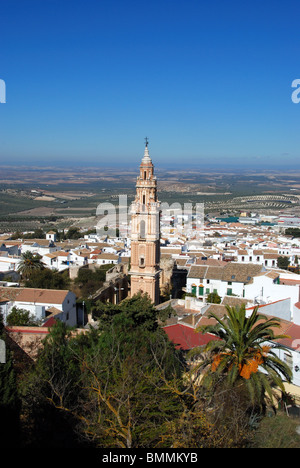 Torre de la Victoria et vue générale sur les toits en direction de campagne, Estepa, Province de Séville, Andalousie, Espagne, Europe. Banque D'Images