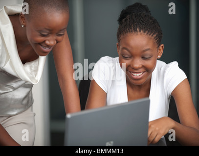 Deux jeunes businesswomen working at laptop computer, Johannesburg, la Province de Gauteng, Afrique du Sud Banque D'Images
