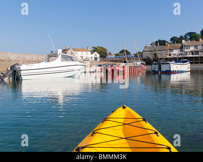 Kayak à St Michaels Mount Harbour Cornwall photographié à partir de la mer. Banque D'Images