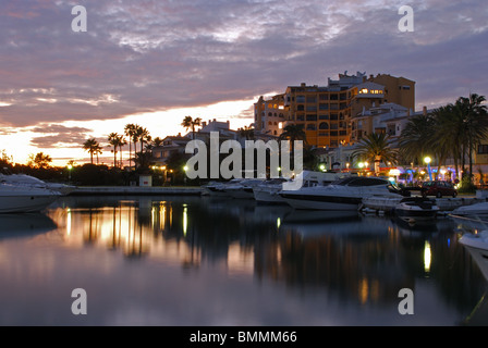 Bateaux dans le port au coucher du soleil, Puerto Cabopino, Marbella, Costa del Sol, la province de Malaga, Andalousie, Espagne, Europe de l'Ouest. Banque D'Images