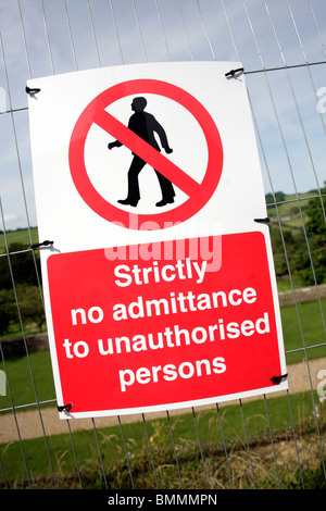 Strictement aucun accès à des personnes non autorisées à signer une clôture autour du site de construction Banque D'Images