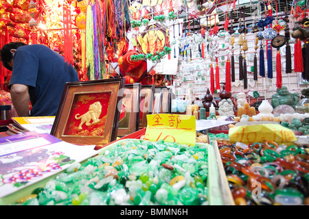 L'homme à l'échoppe de marché vendre des décorations du Nouvel An chinois à Hong Kong Banque D'Images