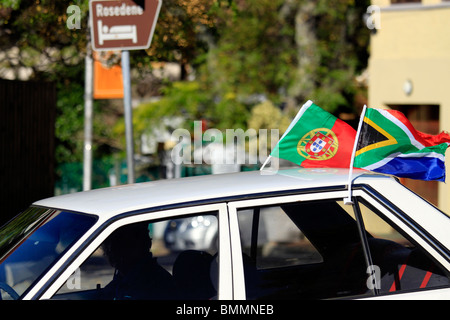 Location décorée de drapeaux des équipes favorites pour la coupe du monde de football FIFA 2010, Cape Town, Afrique du Sud. Banque D'Images