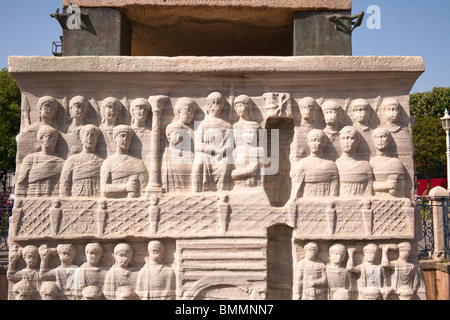 Sculptures sur pierre à la base de l'obélisque égyptien dans l'Hippodrome, Istanbul, Turquie Banque D'Images