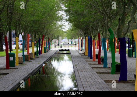 Arbres au bas de adderley street couverts avec des rubans colorés dans la célébration de la coupe du monde de football FIFA 2010 , le cap, Afrique du Sud. Banque D'Images