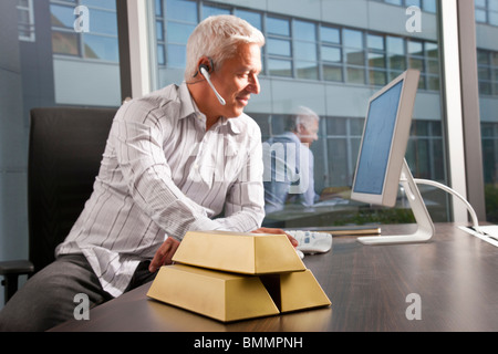 Avec l'homme derrière les barres d'or casque Banque D'Images