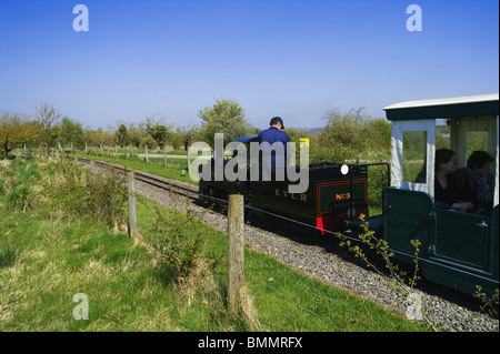 Evesham light railway dans le parc pays twyford langue étroite approche de la station train moteur à vapeur d'offres pilote ingénieur loc Banque D'Images