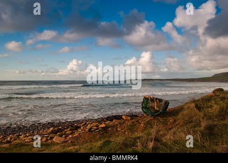 Rive Orcades avec bow net sous un beau ciel Banque D'Images