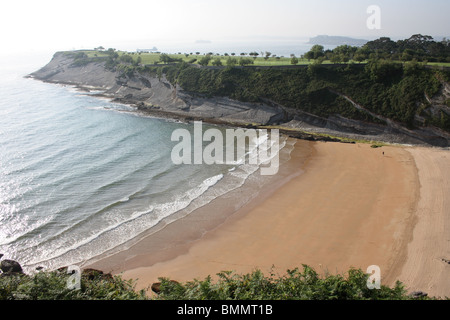 Vue vers le bas de la large plage de sable de Playa Cabo Mayor, Santander, Cantabria, Espagne avec une seule figure sur la plage à distance Banque D'Images