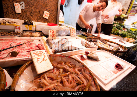 Les fruits de mer et poissons en vente en magasin à un marché de poissons local dans la région de Wan Chai, Hong Kong Banque D'Images