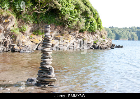 Un rock/pilier en pierre fabriqués à partir de galets de plage Banque D'Images