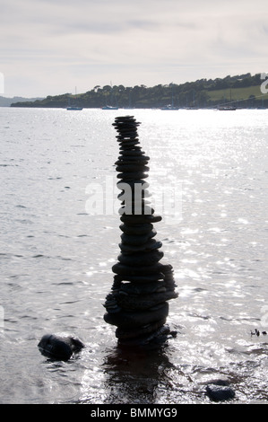 Un rock/pilier en pierre fabriqués à partir de galets de plage Banque D'Images