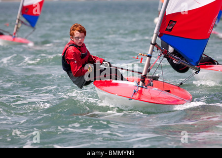 Les courses de canot de la décolleteuse à Chichester Harbour, UK Banque D'Images