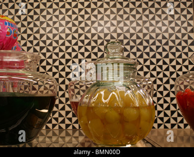 Dans des bocaux de fruits en conserves Banque D'Images