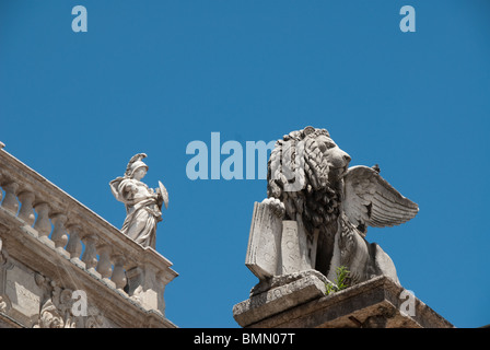 Le lion vénitien dans la piazza del Erbe, Vérone, Italie Banque D'Images