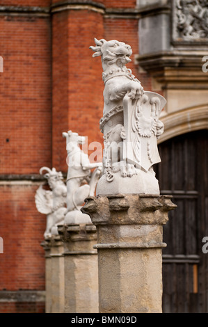 Statues héraldiques à l'entrée principale du Palais de Hampton Court, Surrey, UK Banque D'Images