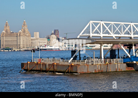 Le terminal de ferry de Seacombe avec rivière Mersey traffic en arrière-plan Banque D'Images