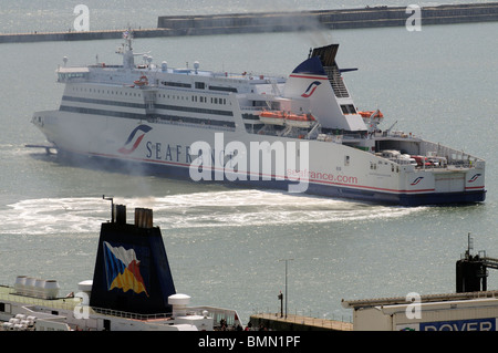 La compagnie Seafrance ferry transmanche Moliere manoeuvres dans le port de Douvres Angleterre Kent UK Banque D'Images