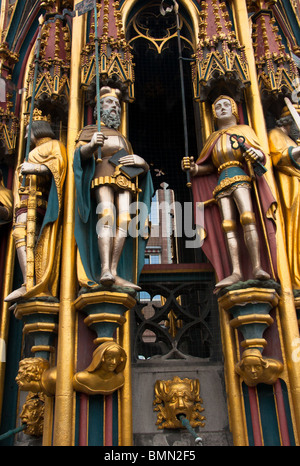 Statues de l'Schroner gothique Bruner fontaine ( la belle fontaine ), Nurnberg, Nuremberg - Allemagne. Banque D'Images