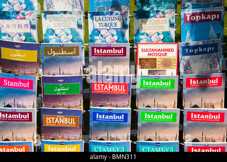 Istanbul guide de voyage de livres à vendre à l'extérieur d'une boutique, Istanbul, Turquie Banque D'Images