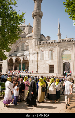 Les touristes visitant la mosquée Sultanahmet, aussi connu comme la Mosquée Bleue et la Mosquée Sultan Ahmed, Istanbul, Turquie Banque D'Images