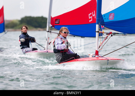 Les courses de canot de la décolleteuse à Chichester Harbour, UK Banque D'Images