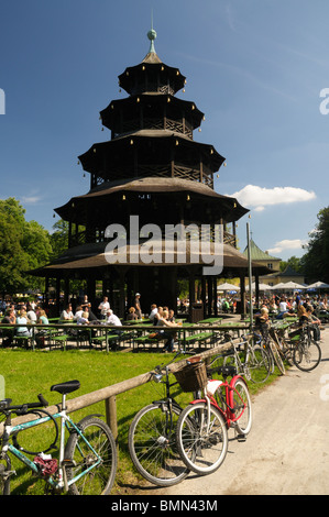 Chinesischer Turm ('Chinese Tower') jardin de bière dans l'Englischer Garten, Munich, Allemagne Banque D'Images