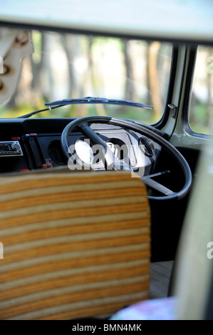 Un jeune couple qui profite d'un séjour de camping dans un camping-car classique VW. Banque D'Images