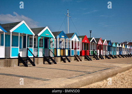 Une rangée de cabines de plage aux couleurs vives, à Southwold Suffolk Banque D'Images