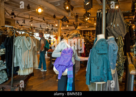 Londres, Angleterre, Royaume-Uni, People Shopping parcourant les vêtements vintage boutique, magasin de vêtements, Spitalfields, sur Portobello Road District, design de vêtements de mode rapide Banque D'Images