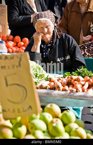 Femme vendant des légumes dans les rues de Zagreb. La Croatie, l'Europe. Banque D'Images