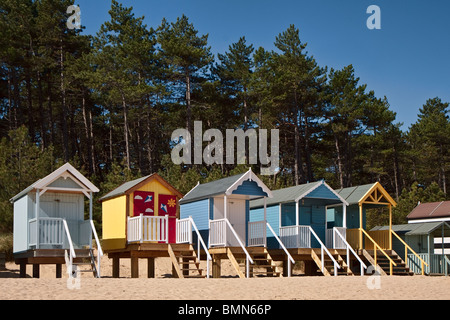 Certaines cabines de plage aux couleurs vives dans des puits à côté de la mer Banque D'Images