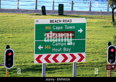 Inscrivez-vous à sea point à la promenade avec des directions pour le cap, Camps Bay et Hout Bay. Banque D'Images