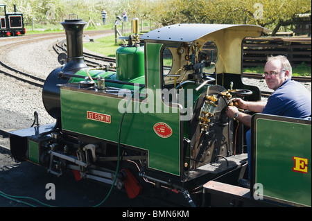 Evesham light railway dans le parc pays twyford langue étroite approche de la station train moteur à vapeur d'offres pilote ingénieur loc Banque D'Images