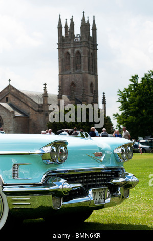 1958 Cadillac. Voiture Américaine classique à Churchill village vintage car show, Oxfordshire, Angleterre Banque D'Images